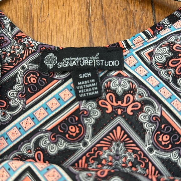 Women’s size small. Higher in the front, lower in the back. - Picture 3 of 4